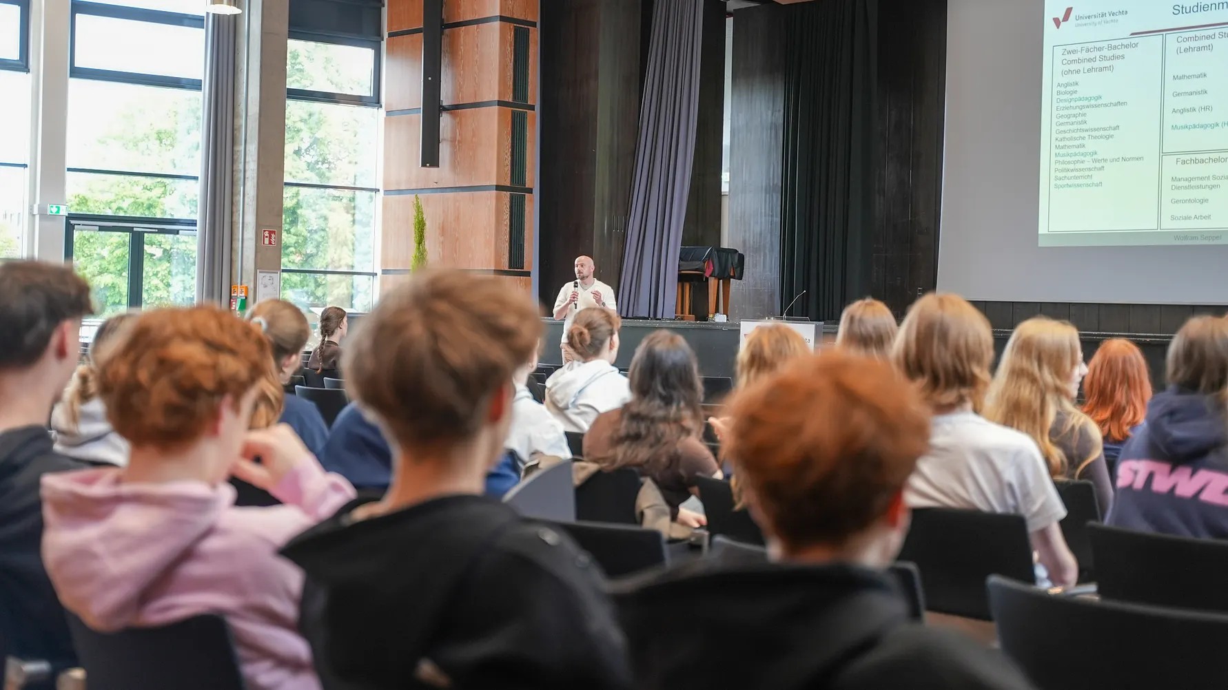 11. Klassen des Gymnasiums Antonianum Vechta erkunden die Universität Vechta