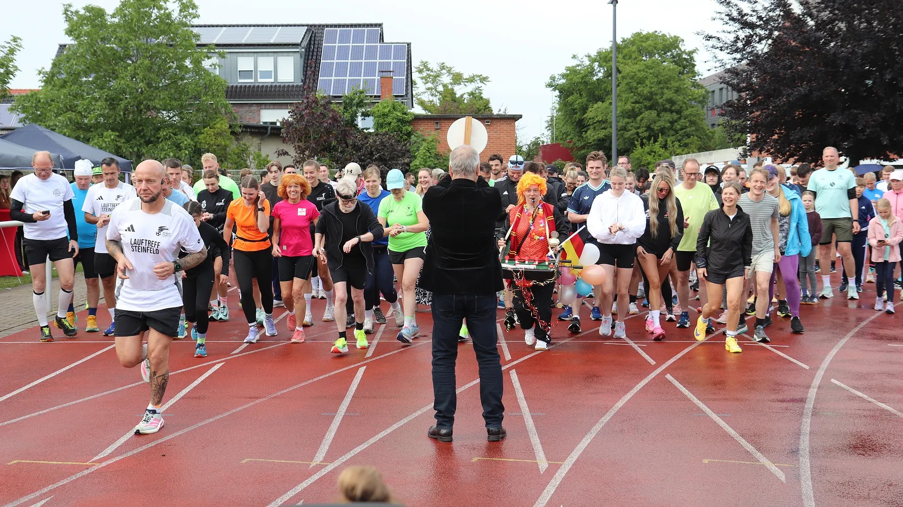 Nasse Füße – warmes Herz | Sommerfest der Universität Vechta bricht mit Spendenlauf ungeahnte Rekorde